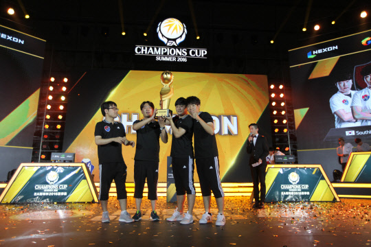 24일 중국 상하이 상하이엑스포센터에서 열린 'EA 챔피언스컵 2016 써머' 결승전에서 한국 팀아디다스의 대표선수로 출전한 김정민 선수(왼쪽 두번째)와 팀원들이 우승컵을 들어올리고 있다. 이번에 팀아디다스는 피파온라인3 아시아 지역 통합 e스포츠 대회에서 처음 우승했고, 김정민 선수는 대회 MVP를 차지했다.  넥슨 제공